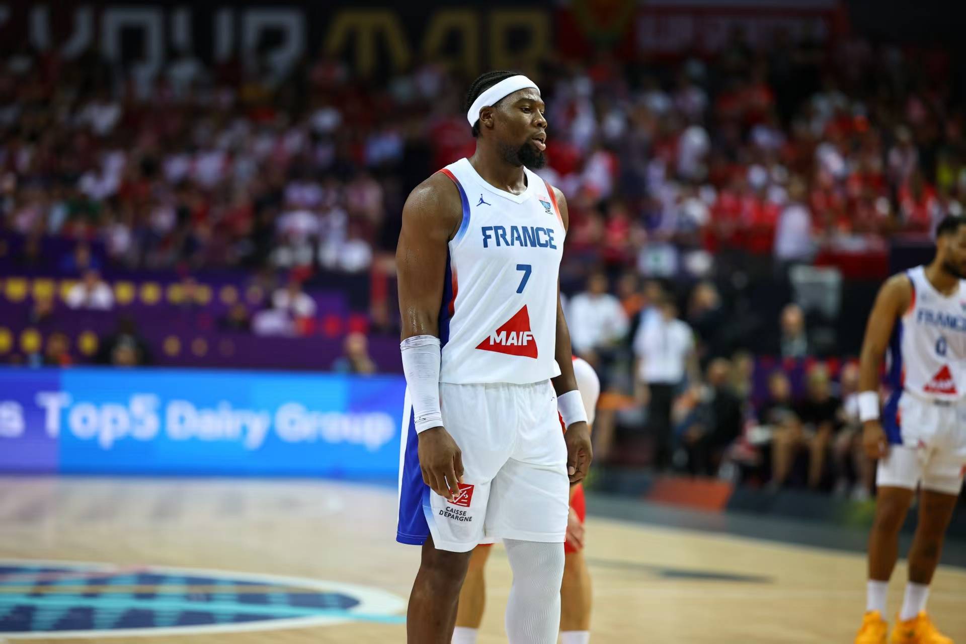 法国男篮轻取西班牙男篮，萨博尼斯完成帽子戏法