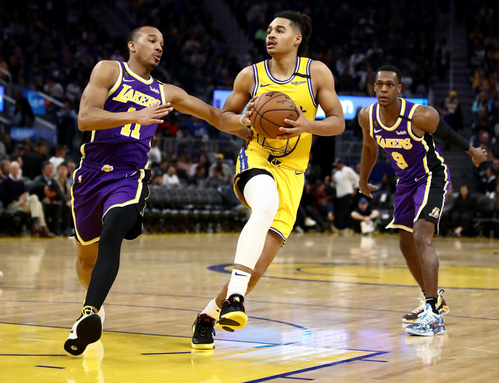 猛龙完胜湖人，特雷杨高光表现