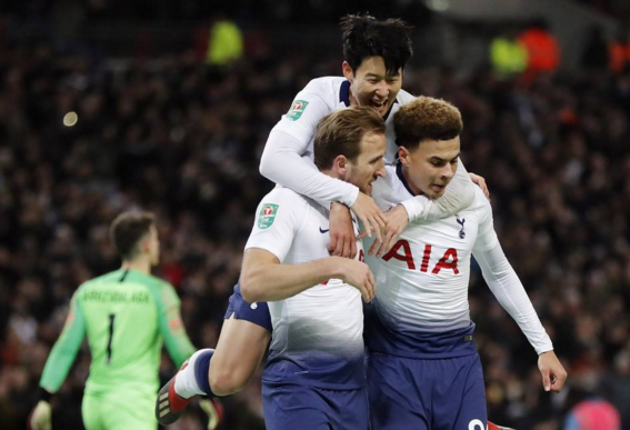 包含法国羽毛球队鏖战英格兰羽毛球队，辛杜爆发神勇的词条