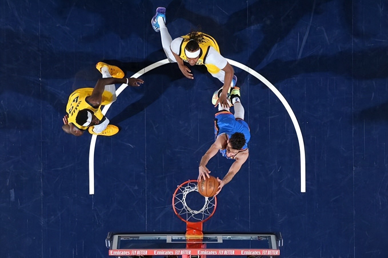 国王险胜独行侠，麦科勒姆点燃赛场