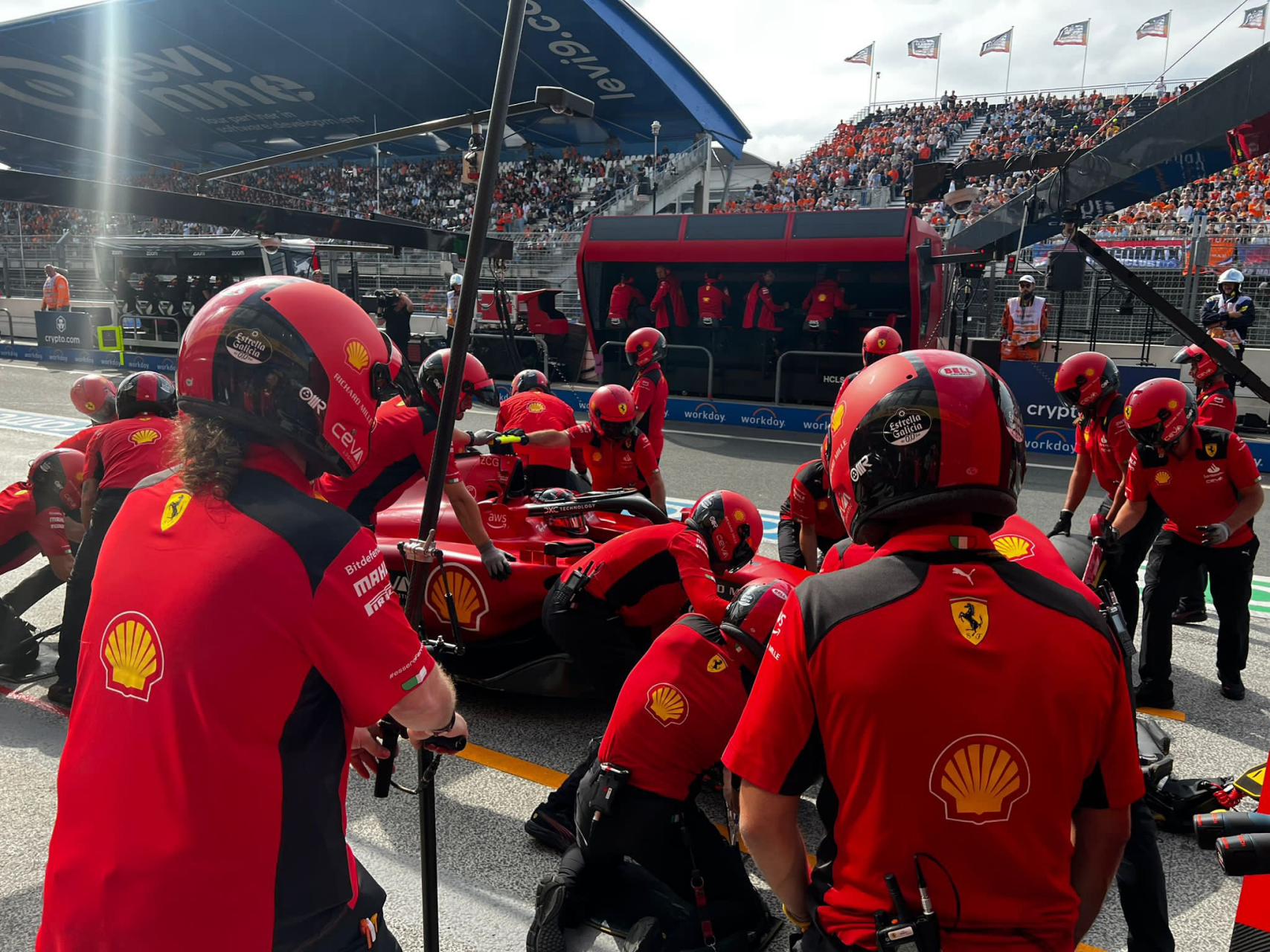 阿斯顿马丁完胜红牛车队，勒克莱尔扛起全队