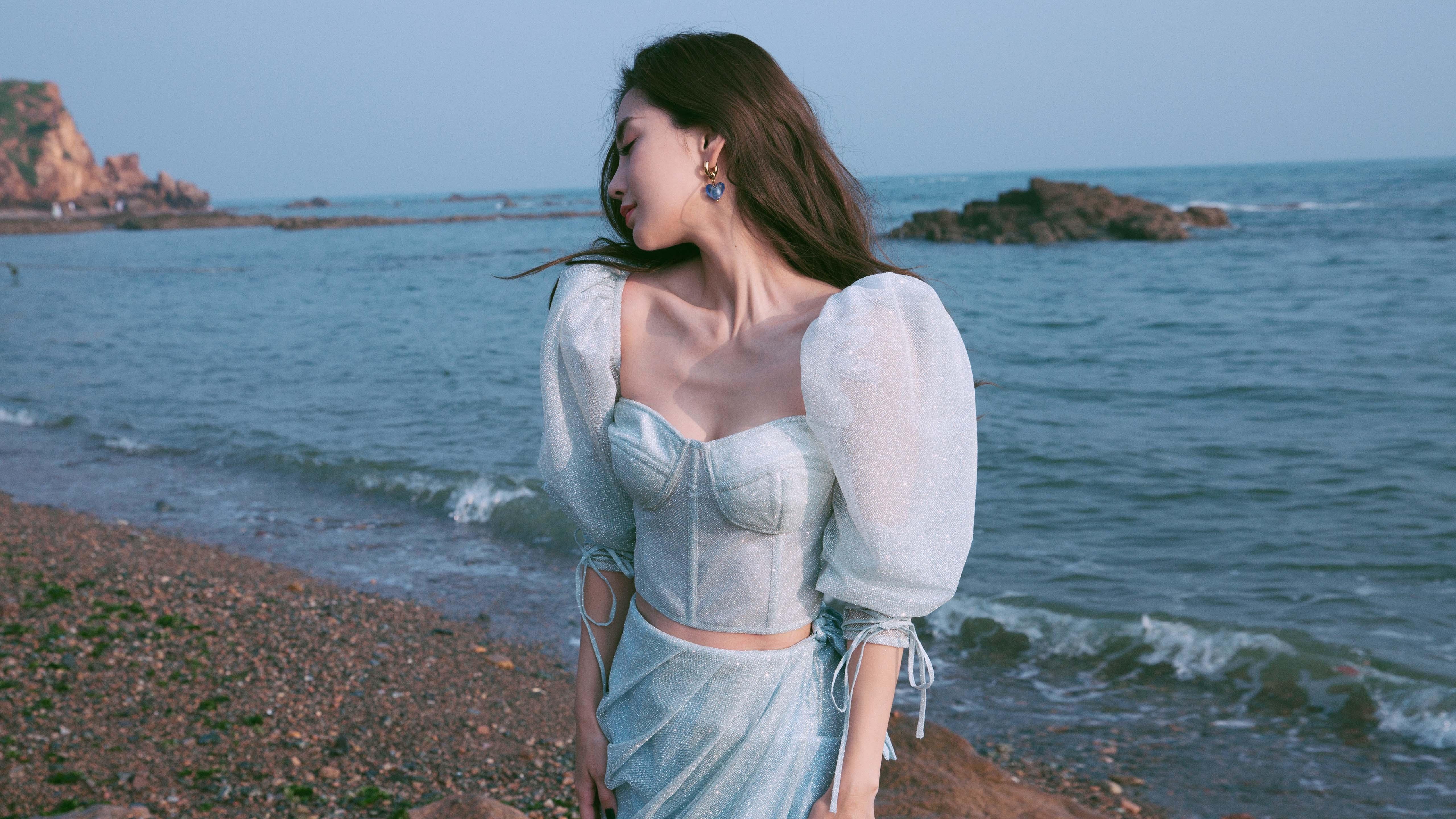 你提到的关键词中西决（西部决赛）与骑士、尼克斯（均属东部）存在地理矛盾。我猜想你的核心是想表达季后赛生死战焦点对决和骑士淘汰尼克斯。我将在此基础上，为你构思一篇更具合理性和张力的文章